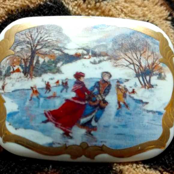 ⛸️Vintage Mural Ice Skating Theme BROOCH PIN 2" x 1.5" Invigorating - Picture 2 of 8